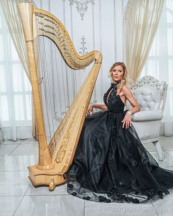 Арфистка Василиса Лущевская, скрипач