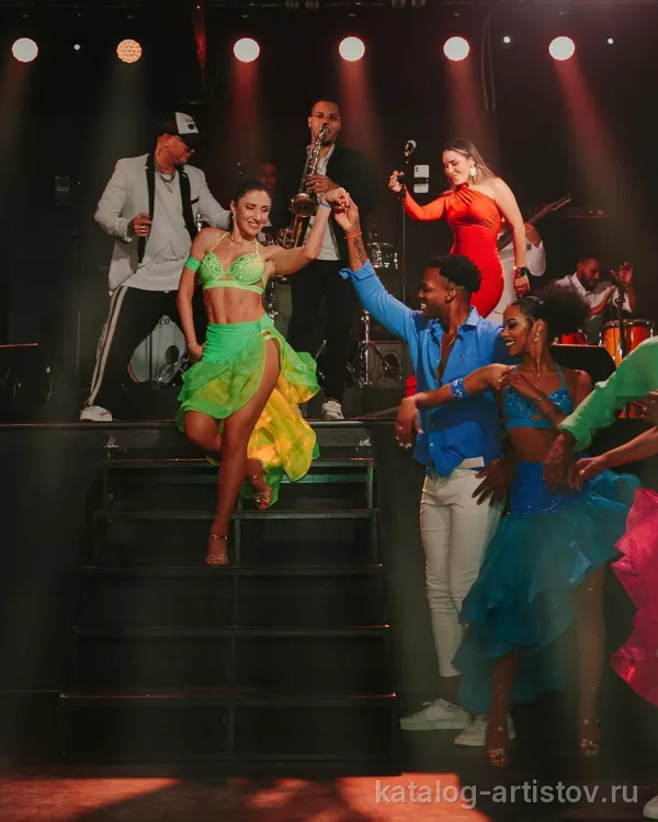 Латиноамериканское шоу Salsa-Timba, музыкант