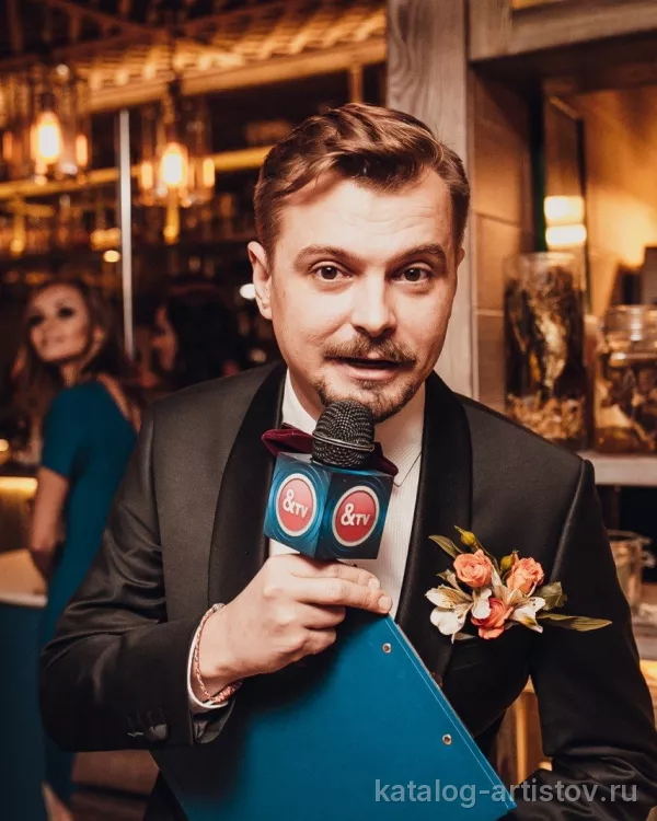 Ведущий Евгений Кудин