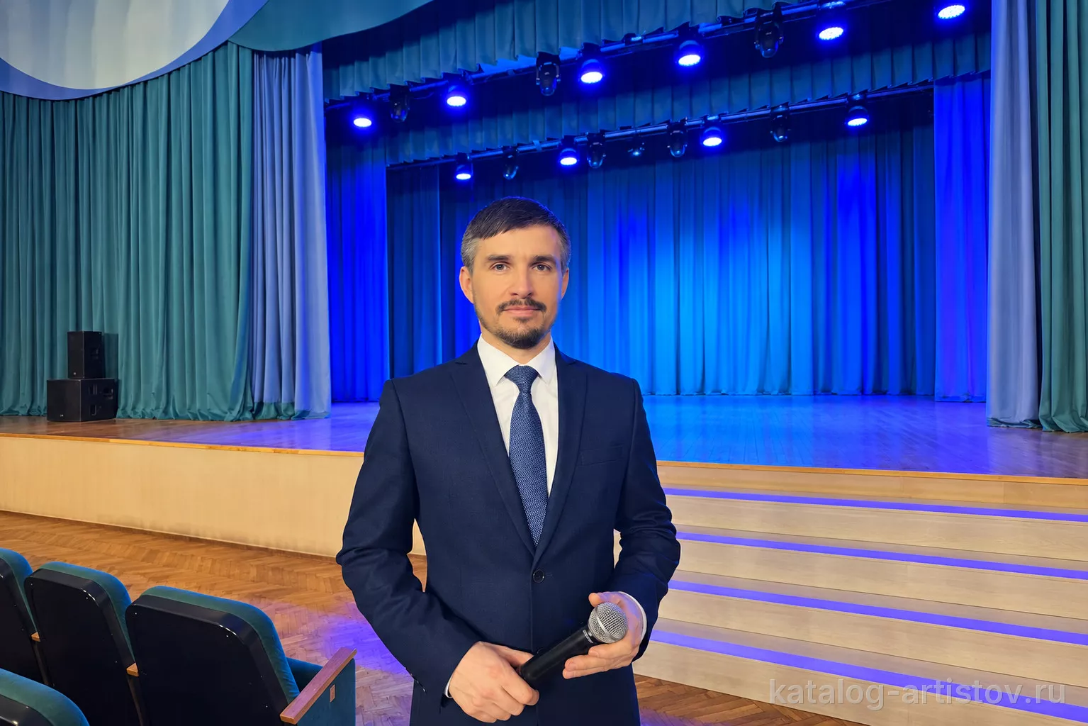 Ведущий Артур Сирачев