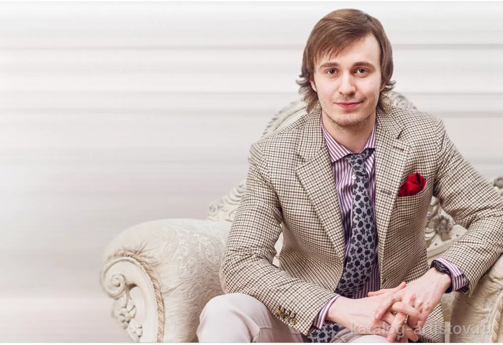 Ведущий Алекс Прахов