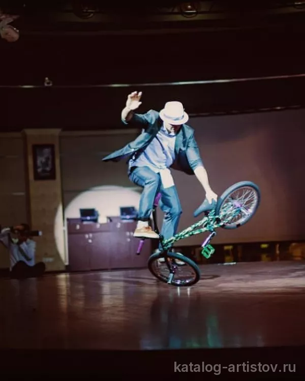 BMX-райдер Нияз Зарипов, цирковой артист
