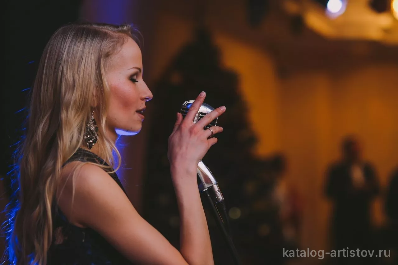 Вокалистка Катерина Охотина
