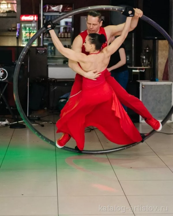 Акробатический дуэт Crazy Stilts, цирковой артист