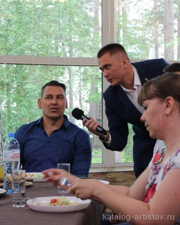 Ведущий Артем Вебер