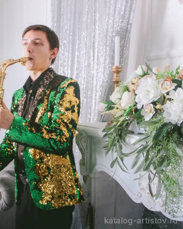 Саксофонист Александр Мустафин