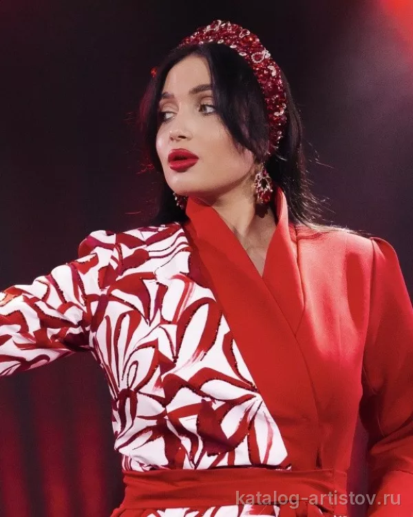 Певица Диана Кох, вокалист