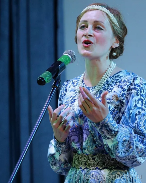 Певица Элина Рачёва, вокалист