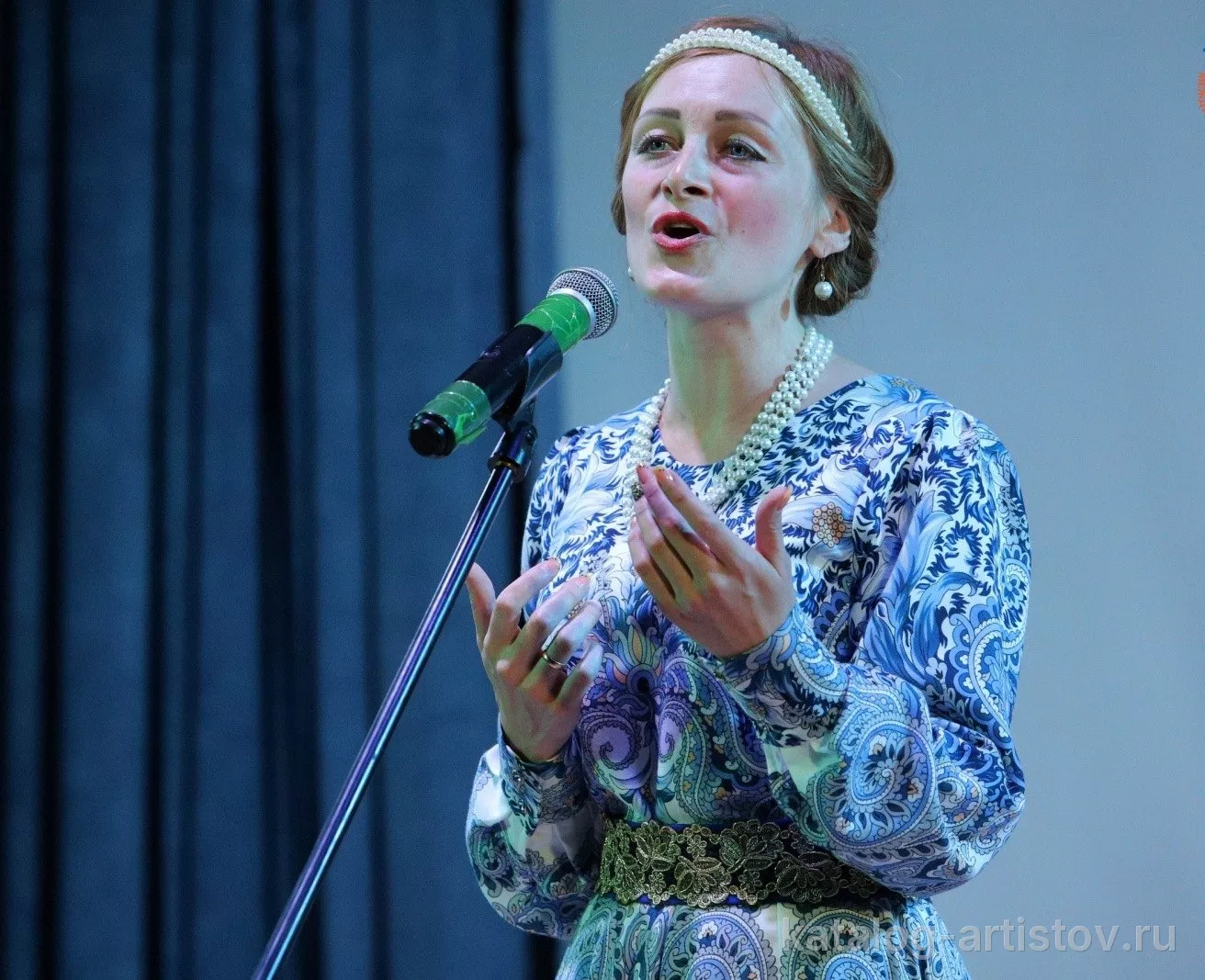 Певица Элина Рачёва, вокалист