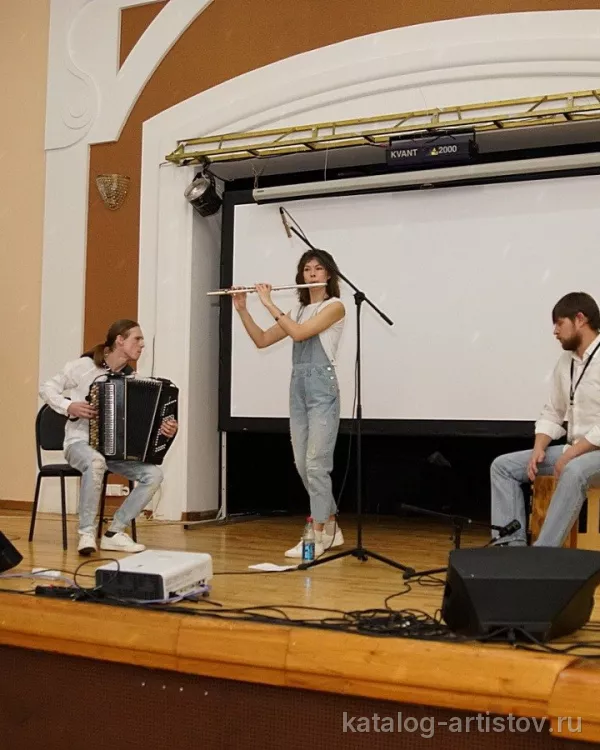 Фолк-ансамбль Дайте Грэмми, музыкант