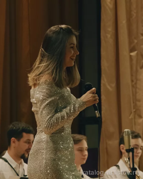 Певица Маргарита Калянова (Мэгги), вокалист