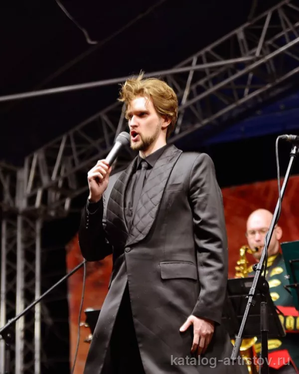 Вокалист Виталий Савельев