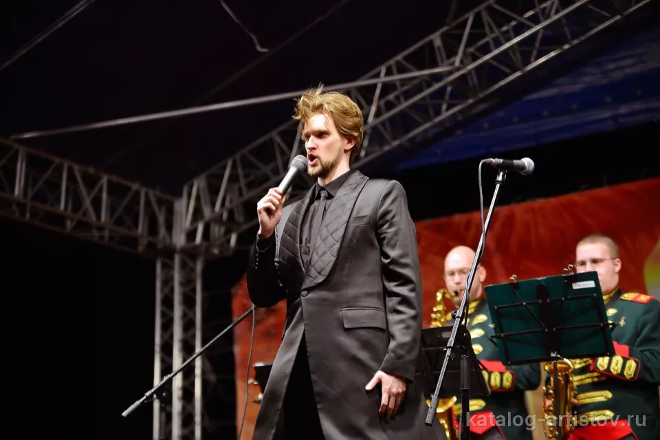 Вокалист Виталий Савельев