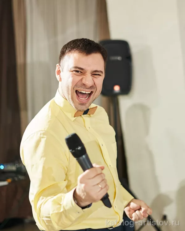 Ведущий Василий Бичев