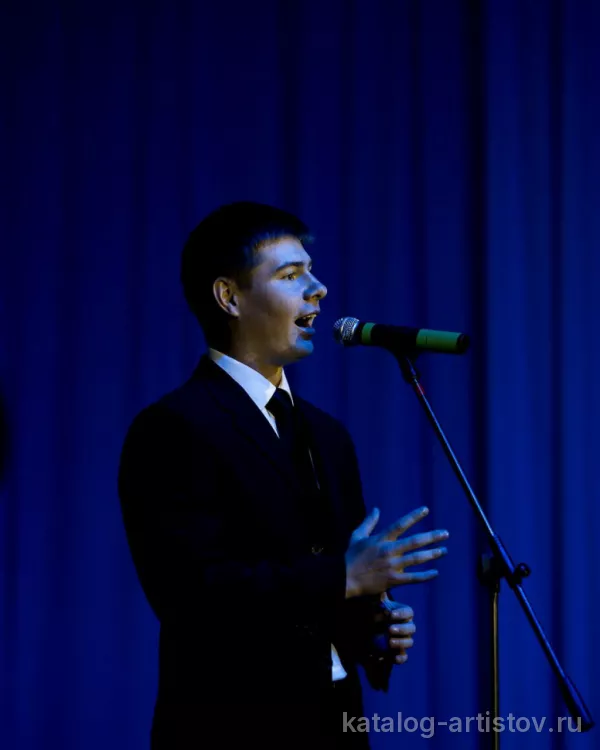Вокалист Олег Аскеров