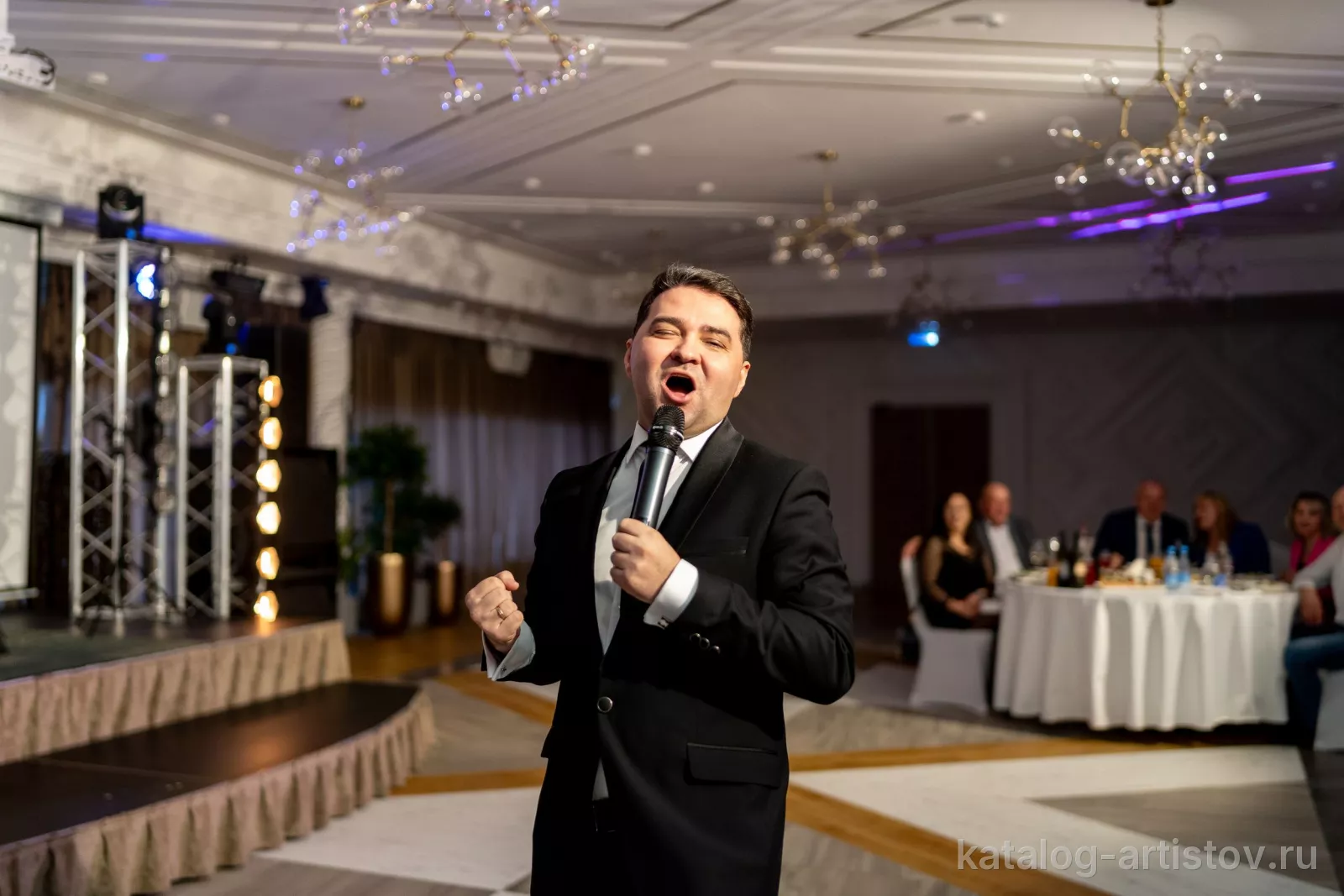Ведущий Александр Золотарев