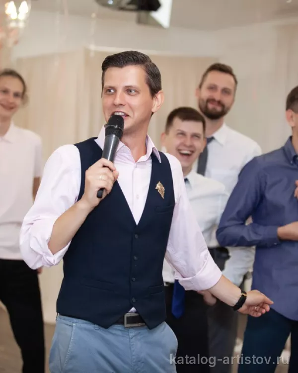 Ведущий Евгений Чурилин