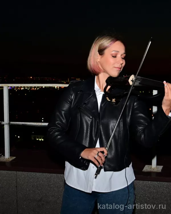 Дуэт VioSax (скрипка и саксофон), скрипач