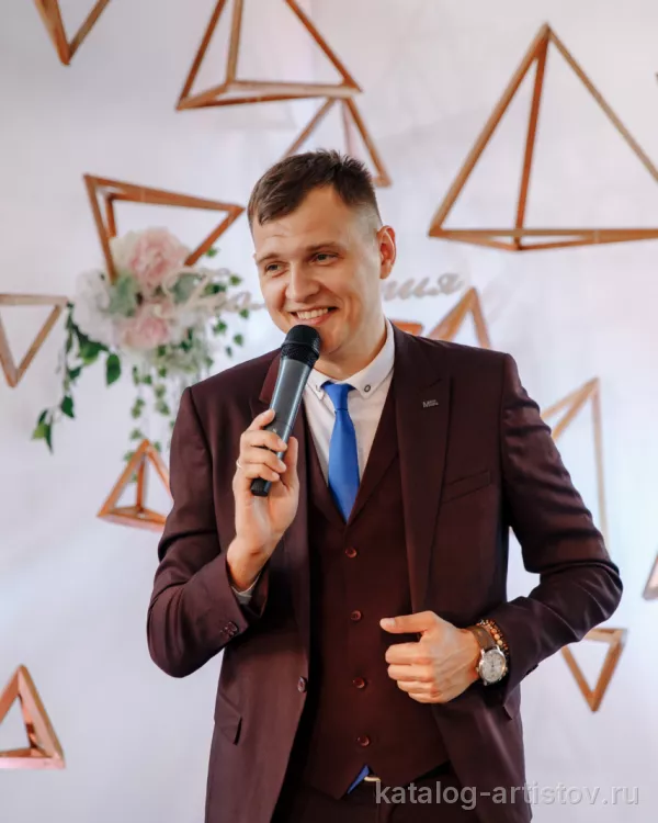 Ведущий Роман Дрожжин