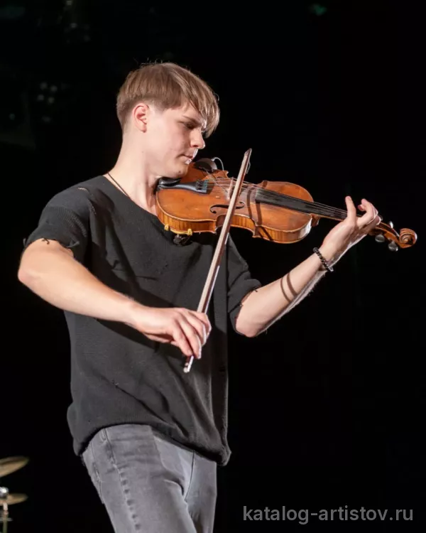 Скрипичный дуэт Two Violins, скрипач