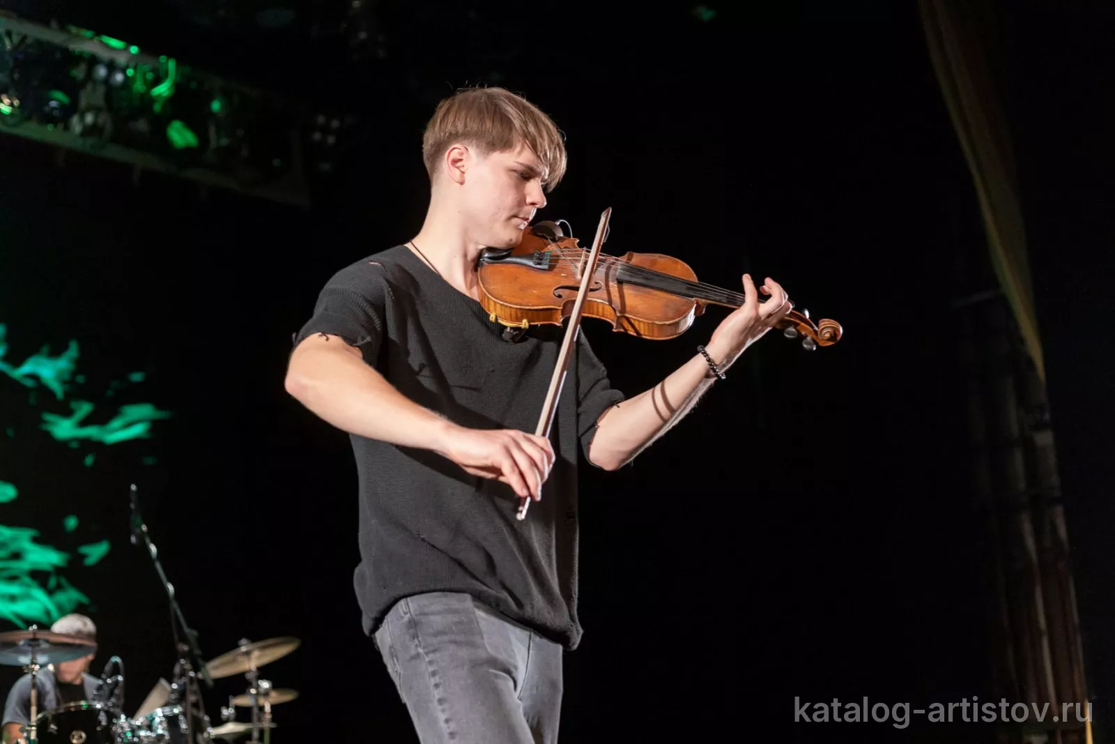 Скрипичный дуэт Two Violins, скрипач