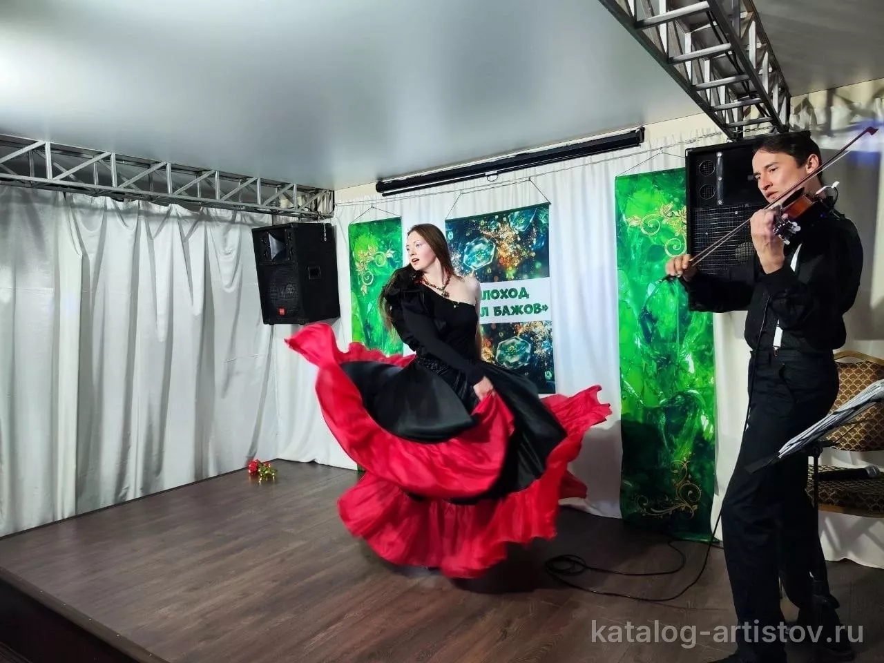 Дуэт скрипки и танца ImproDance, скрипач