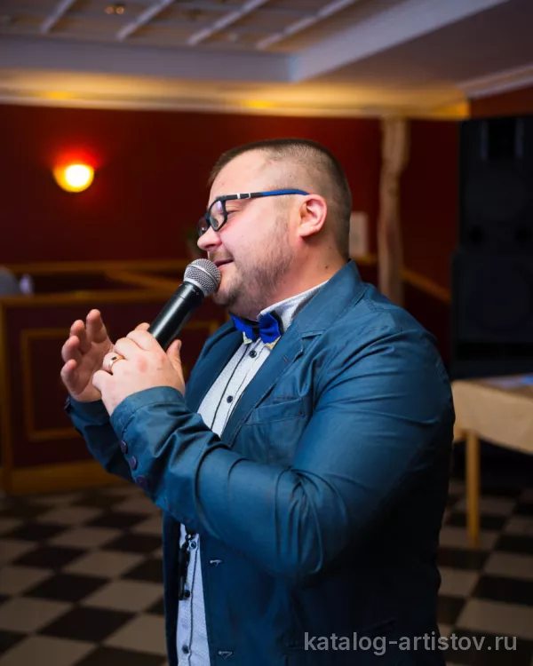 Ведущий Илья Любимов