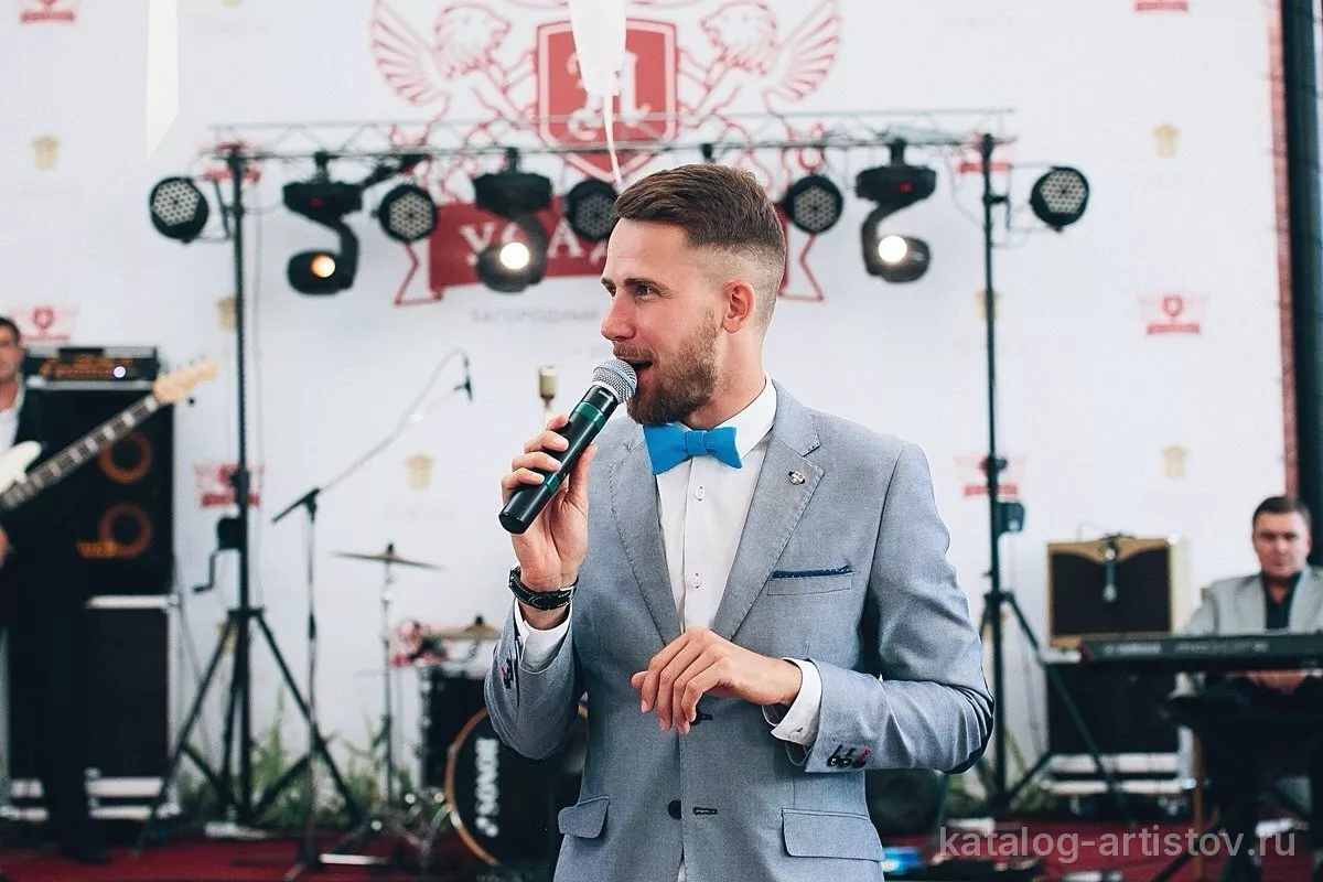 Ведущий Сергей Тихонов