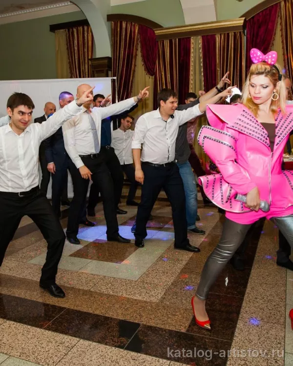 Ведущая Наталья Бочарникова, ведущий