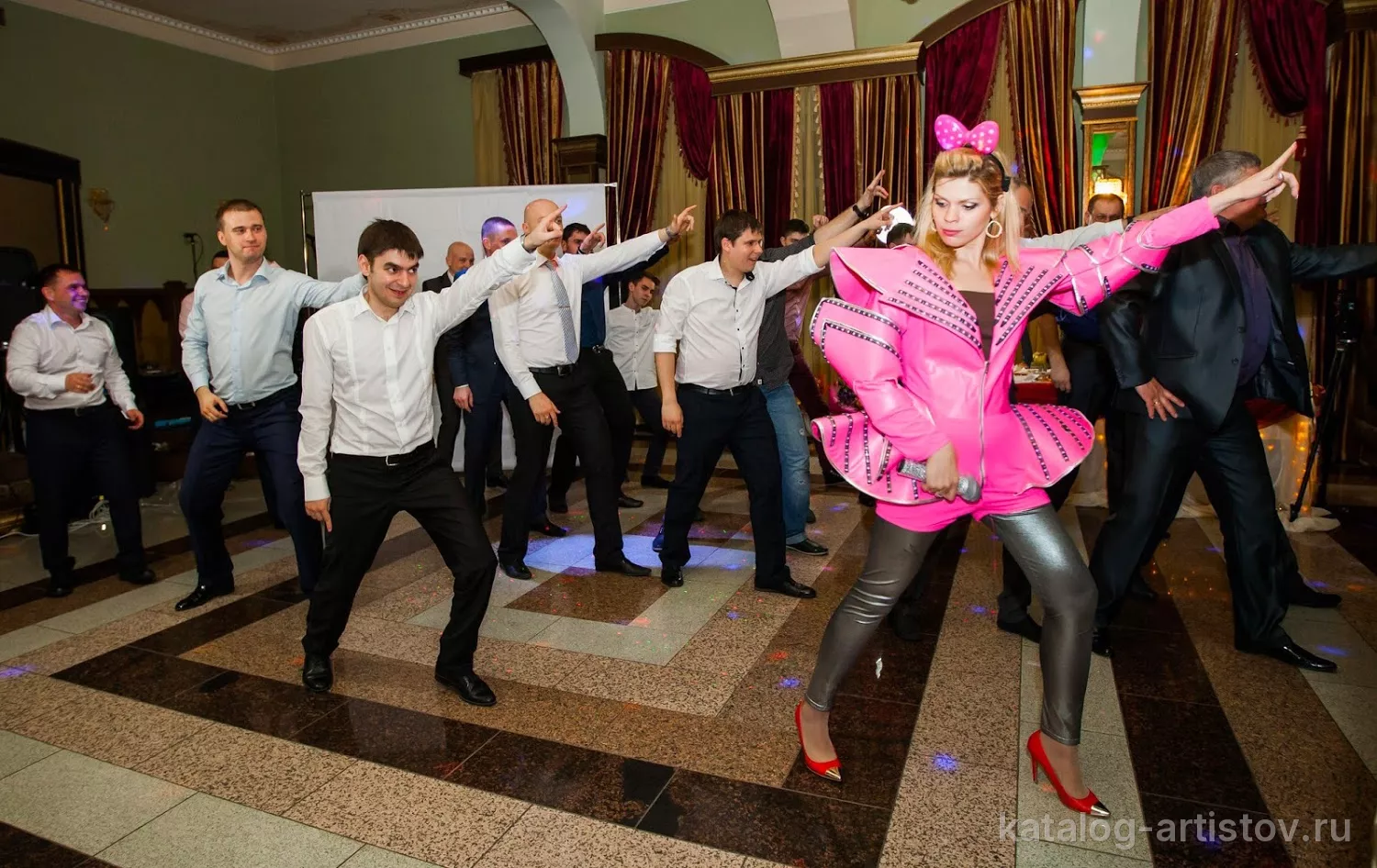 Ведущая Наталья Бочарникова, ведущий