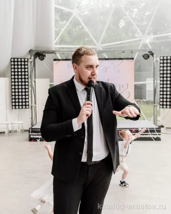 Ведущий Иван Захаров
