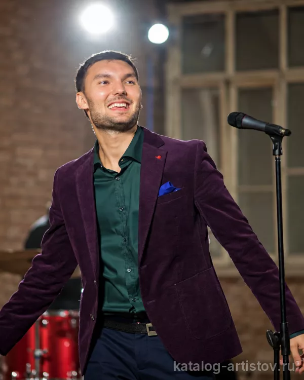 Вокалист Евгений ОКунев