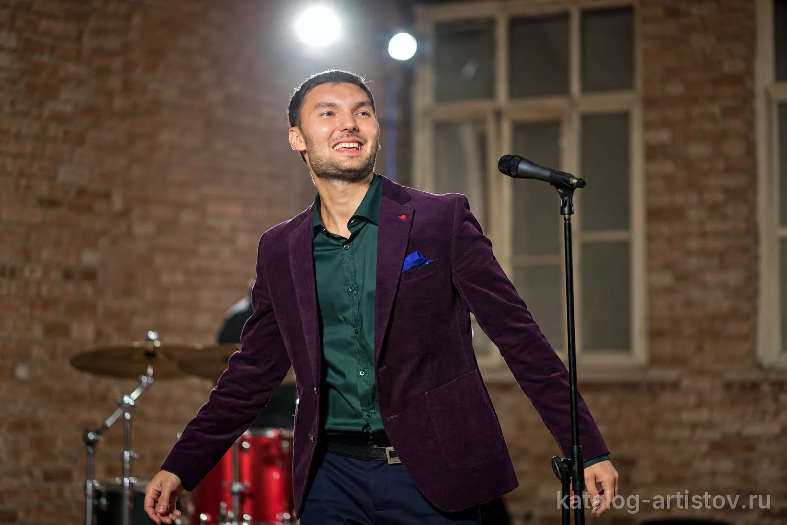 Вокалист Евгений ОКунев