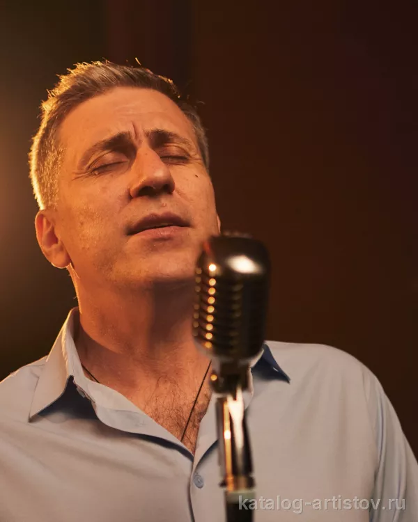 Вокалист Юрий Беккер