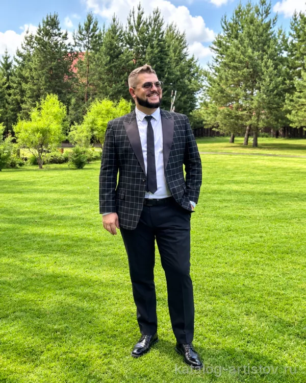 Ведущий Георгий Царьков