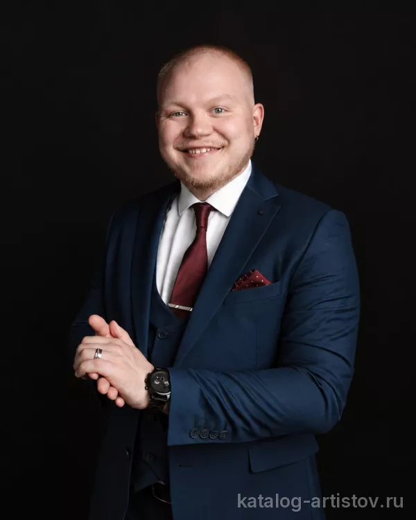 Ведущий Алексей Мякинин