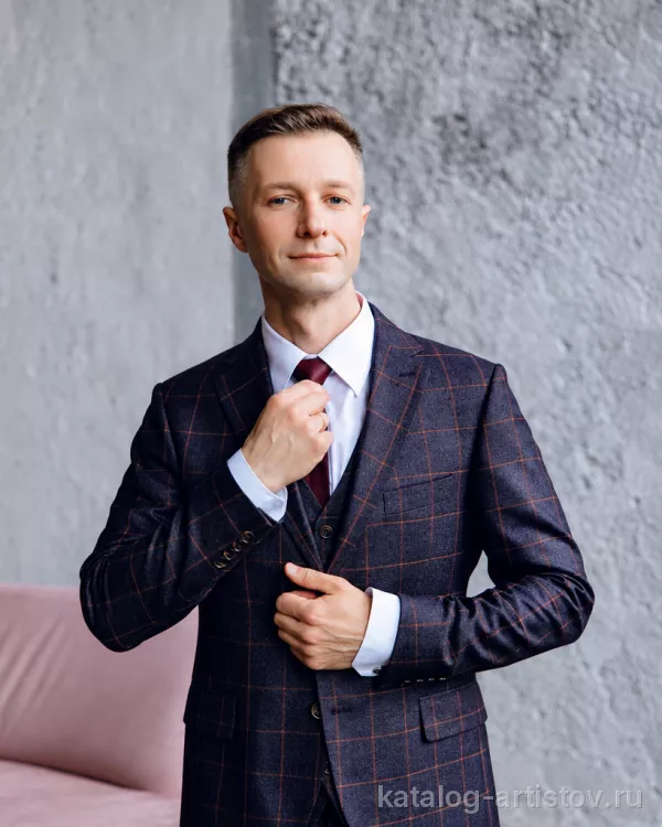 Ведущий Александр Шмельков