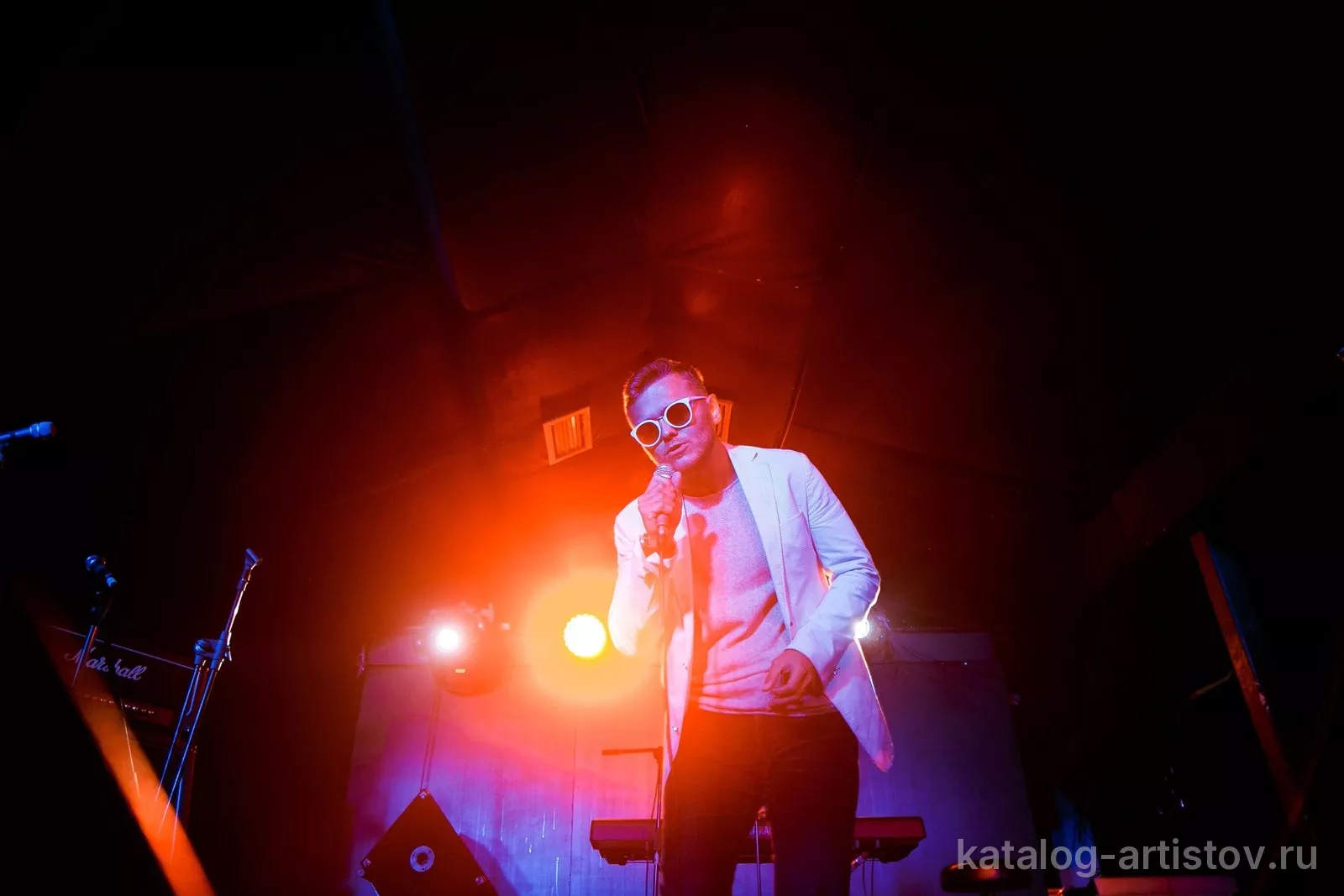 Вокалист Макс Коул