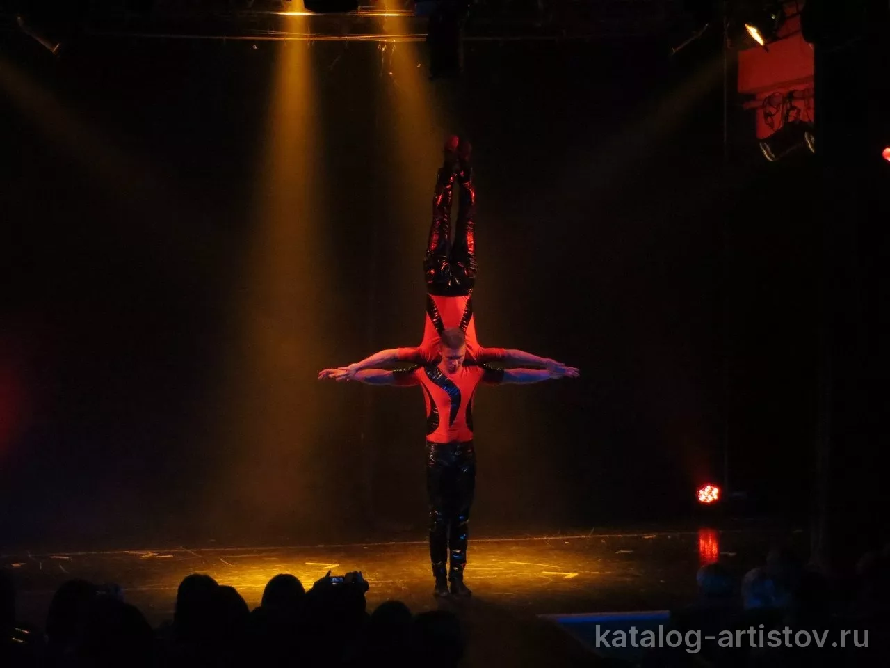 Акробатическое шоу AcroArt Show, цирковой артист