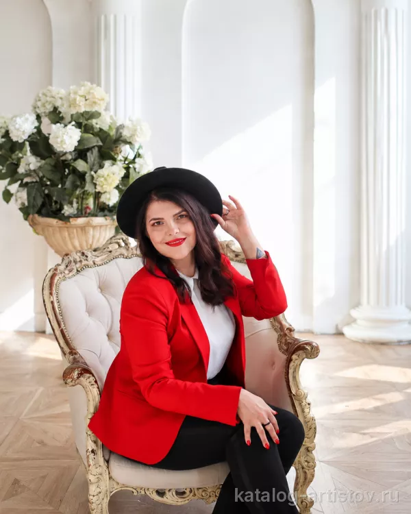 Ведущая Валерия Тихомирова, ведущий