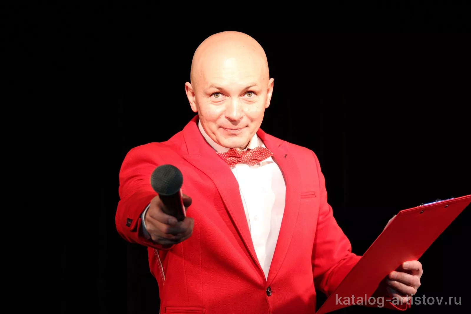 Ведущий Артур Кремнёв