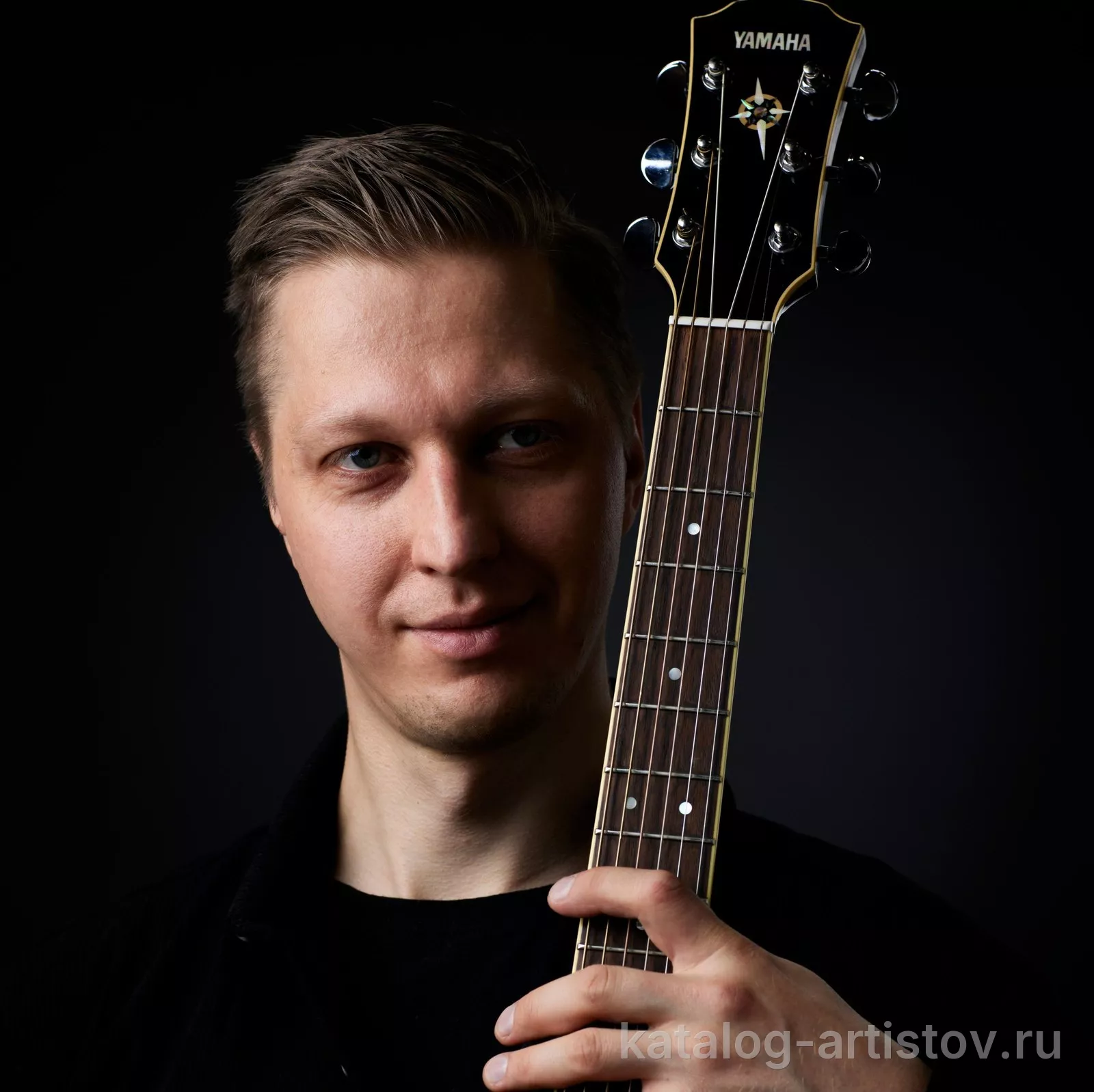 Поющий гитарист Сергей Щекалёв, вокалист