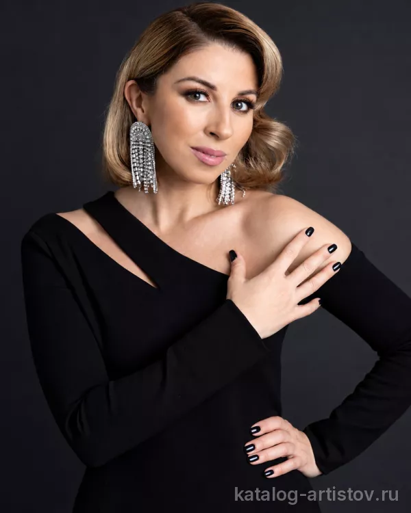 Певица АНИРИ, вокалист