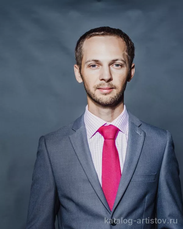 Ведущий Денис Чижов