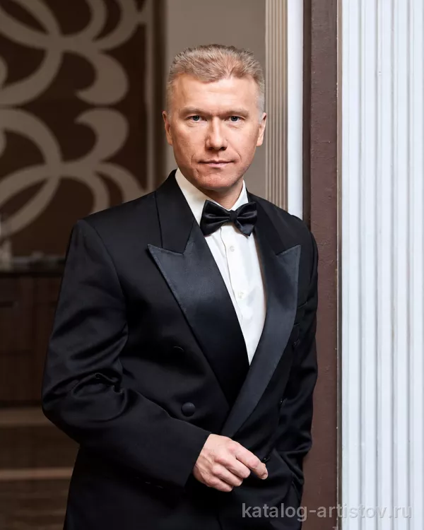 Ведущий Сергей Хрусталев
