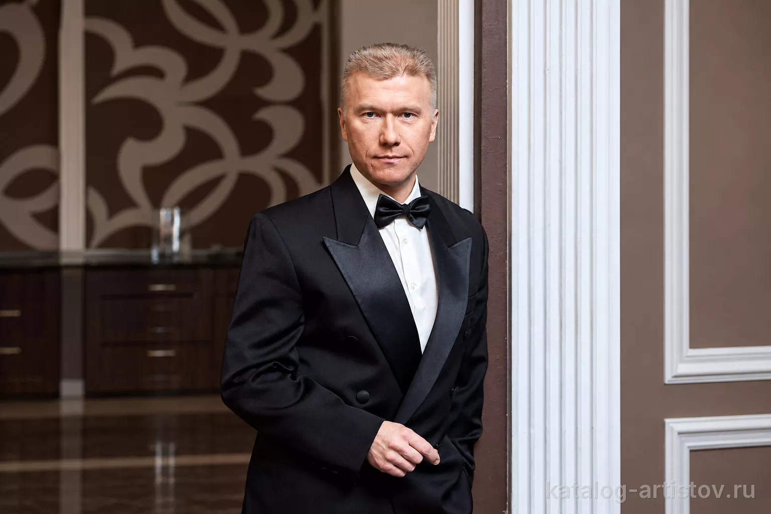 Ведущий Сергей Хрусталев