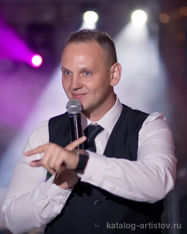 Ведущий Алексей Солодовников