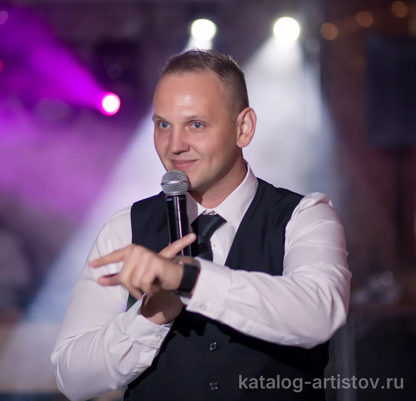Ведущий Алексей Солодовников