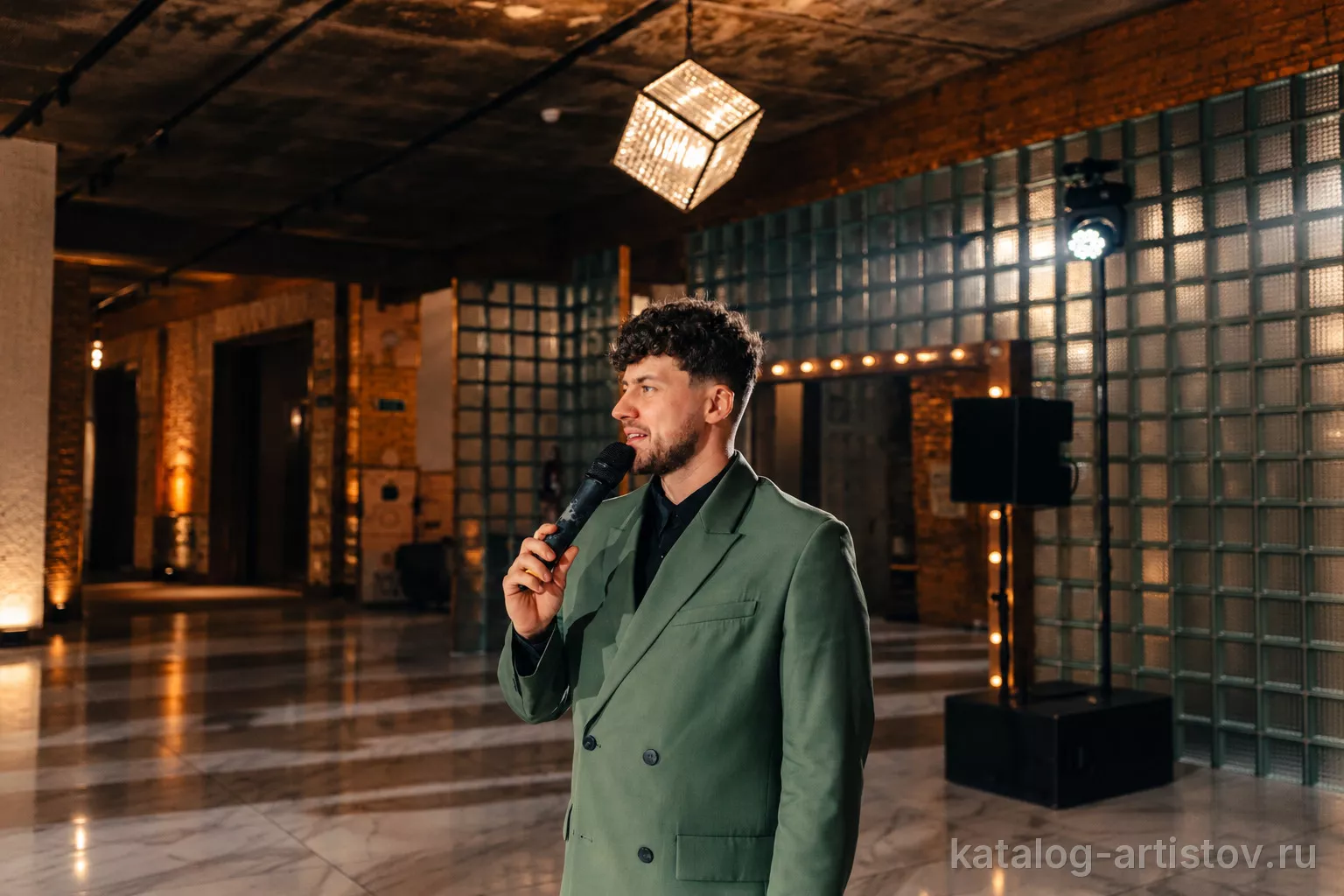 Ведущий Сергей Белан