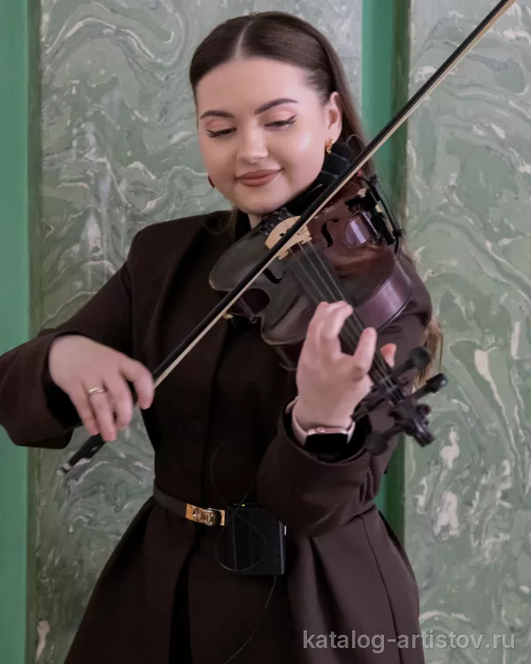 Скрипачка Алёна Рожкова